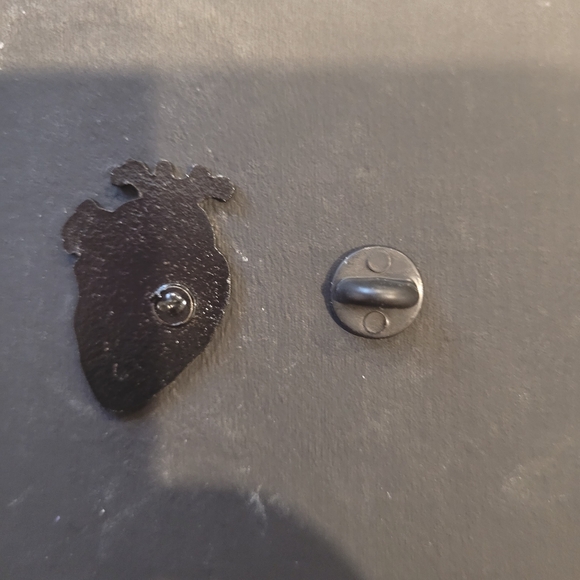 🆕️5/$28 Blue Whale Heart Enamel Pin - Picture 3 of 6